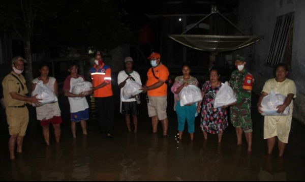 Penyerahan Bantuan dari BPBD Kabupaten Lamandau bagi Warga Terdampak Banjir