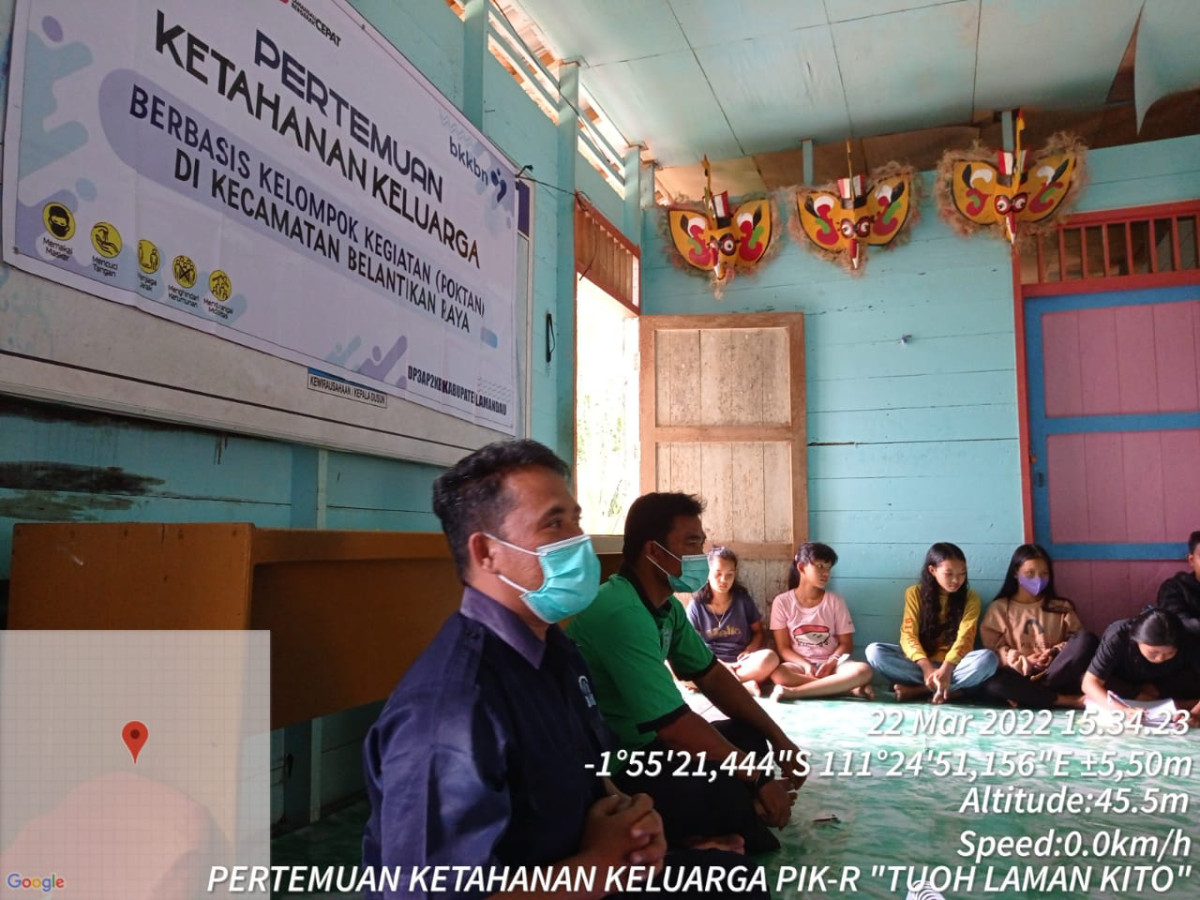 Koordinator PLKB Kecamatan Belantikan Raya Menyampaikan Materi tentang Perilaku Berisiko Pacaran