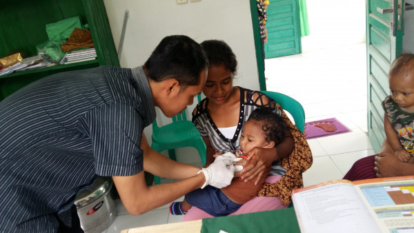 pemberian vaksin rubela oleh perawat pustu desa Sumber Cahaya