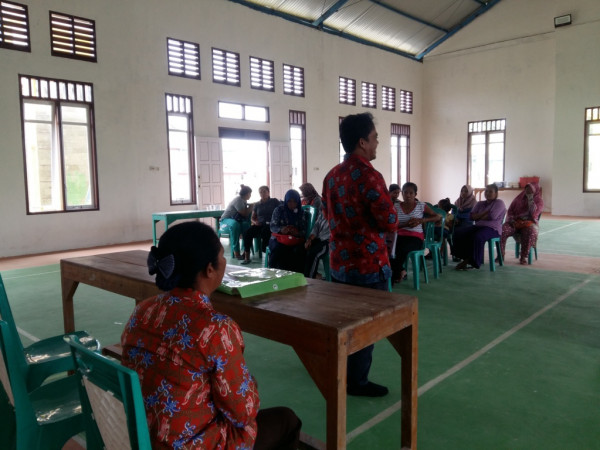 Koordinator PLKB Kecamatan Belantikan Raya memberikan materi tentang dampak pernikahan dini