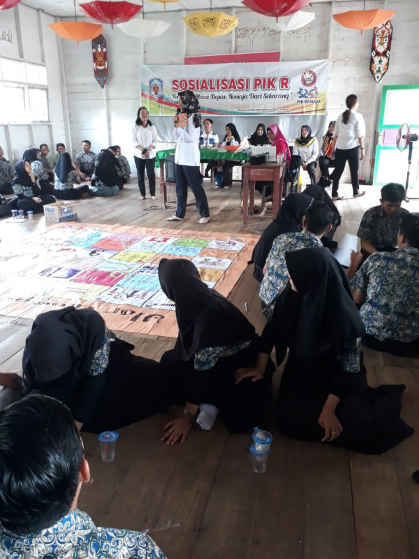 Sosilisasi di PIK R SMA  Murung wilayah Kampung KB