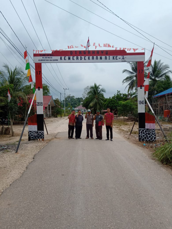 Pemasangan tugu/Gapura  Bulan Kemerdekaan  di kampung KB