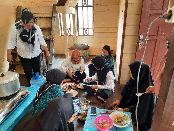 Pelatihan membuat makanan untuk balita berbahan dasar ikan