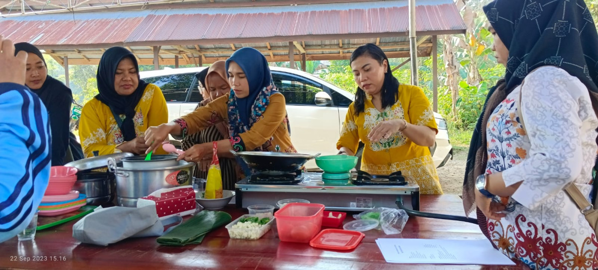 Kader Dashat Sedang praktek memasak menu anak stunting umur 6-23 bulan