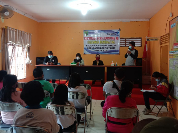 Pertemuan kelompok kerja di kampung keluarga berkualitas 