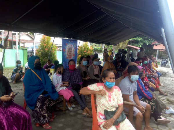 Warga Kampung KB Marang menunggu giliran untuk diberikan vaksin covid 19 dosis 1