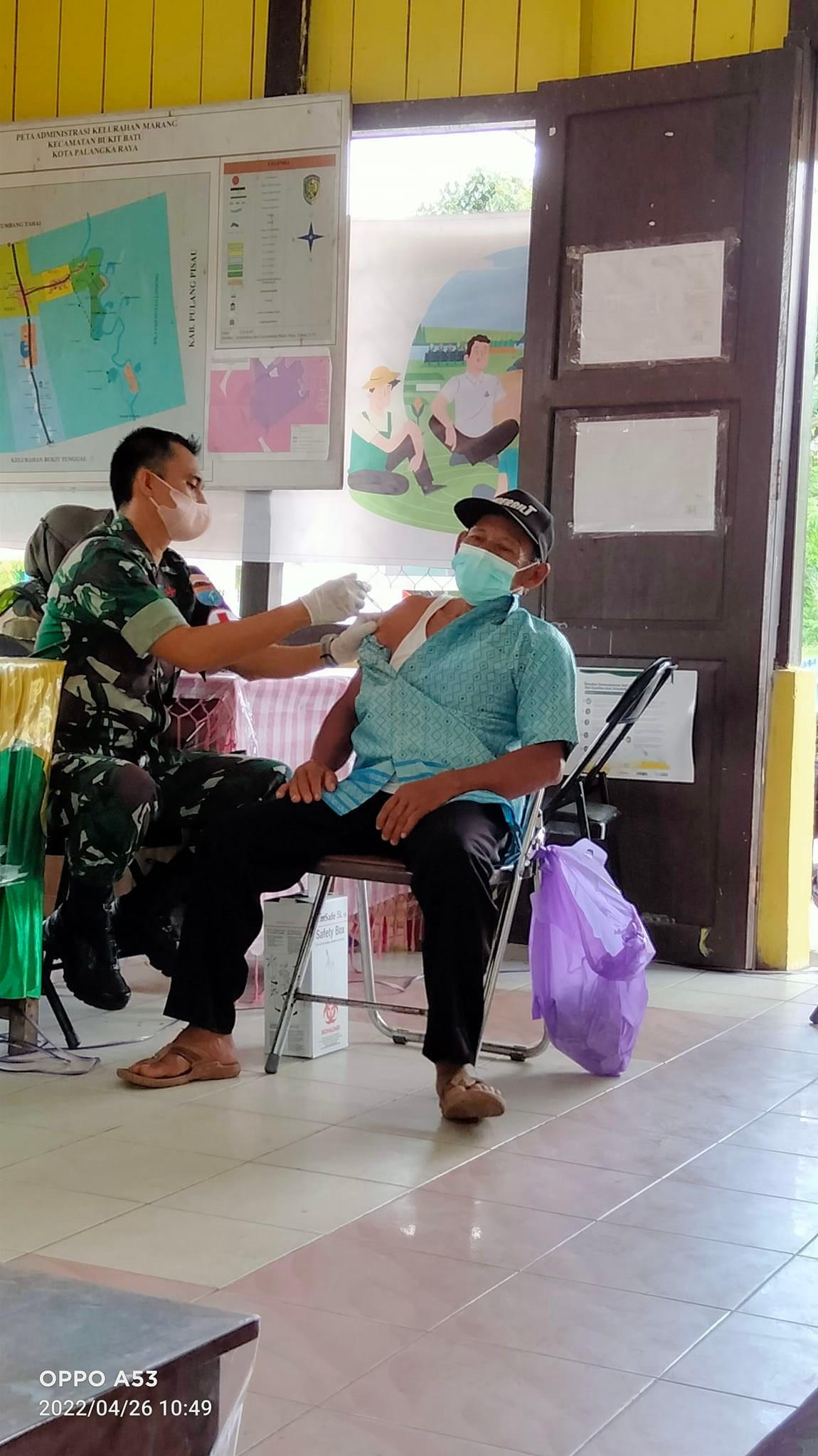 Salah satu warga Kelurahan Marang yang mendapatkan Vaksin Covid-19 dari RS TNI-AD
