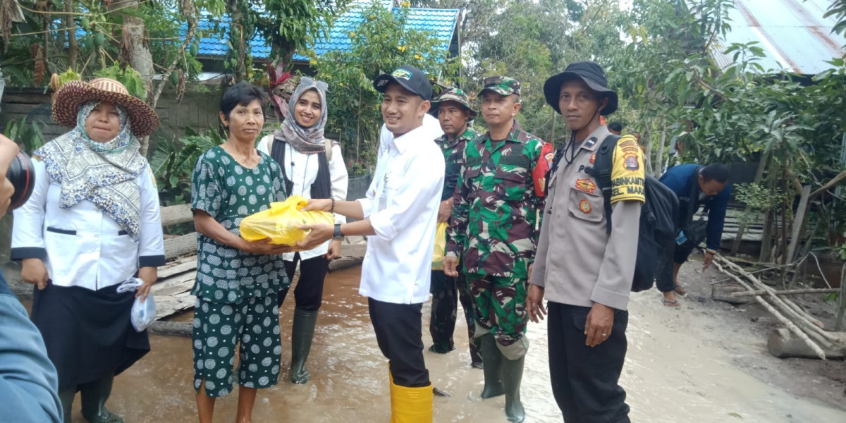 Walikota Palangka Raya menyerahkan Paket Sembako Kepada warga yang terdampak Banjir