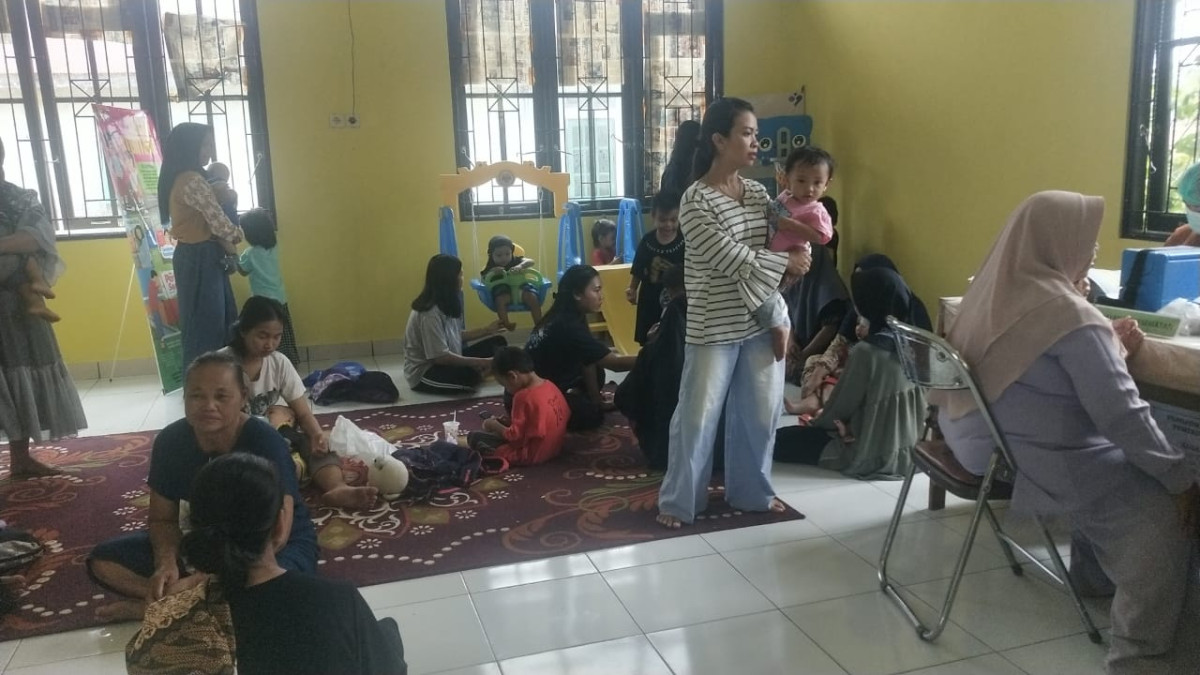 Para Ibu Baduta sedang mendampingi anak-anaknya dalam menggunakan BKB Kit Stunting