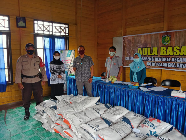 Lurah Bereng bengkel Bpk Ahmad Ryadi,menerima bantuan dari kantor pos 