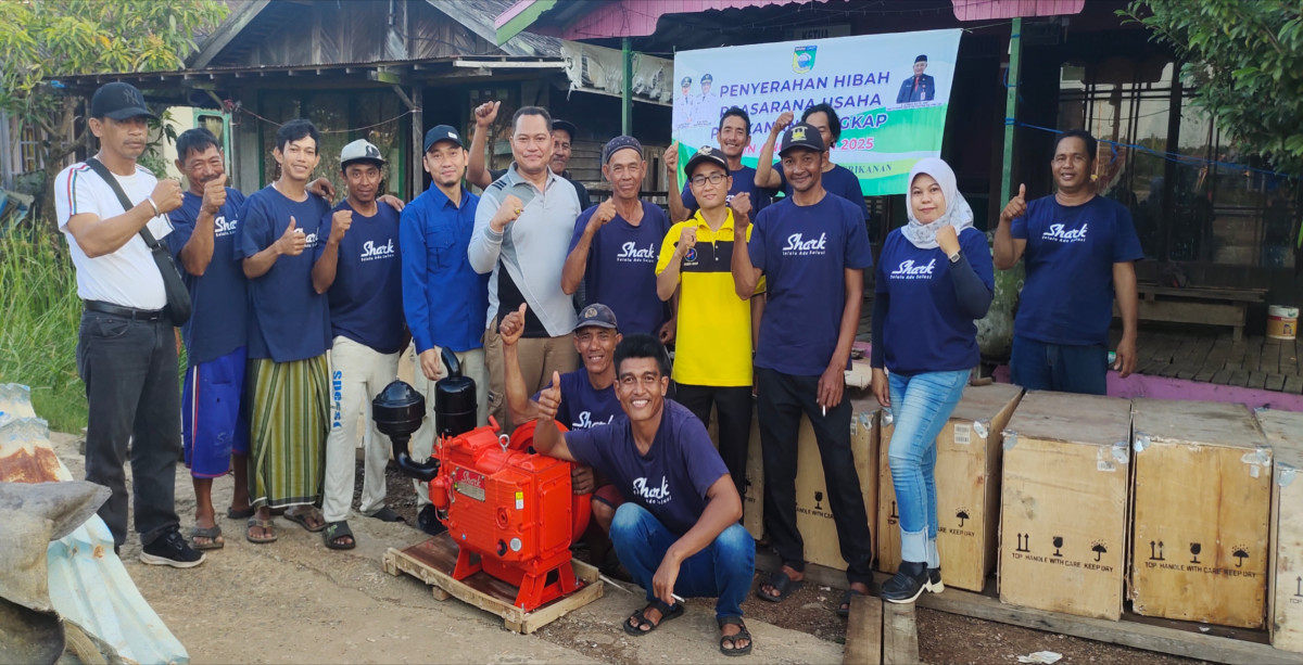 PENYERAHAN BANTUAN MESIN UNTUK NELAYAN dari DKPP KABUPATEN TANAH LAUT