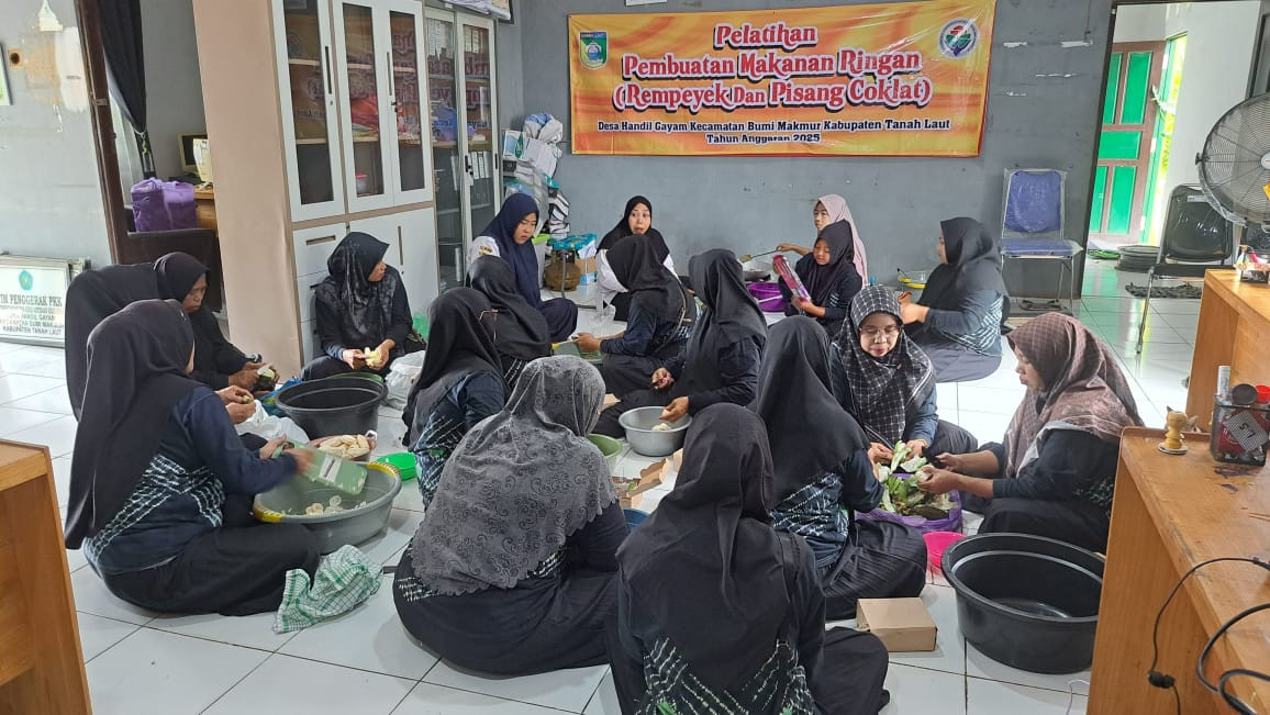 Pelatihan Pembuatan Makanan Ringan ( Rempeyek dan pisang cokelat)