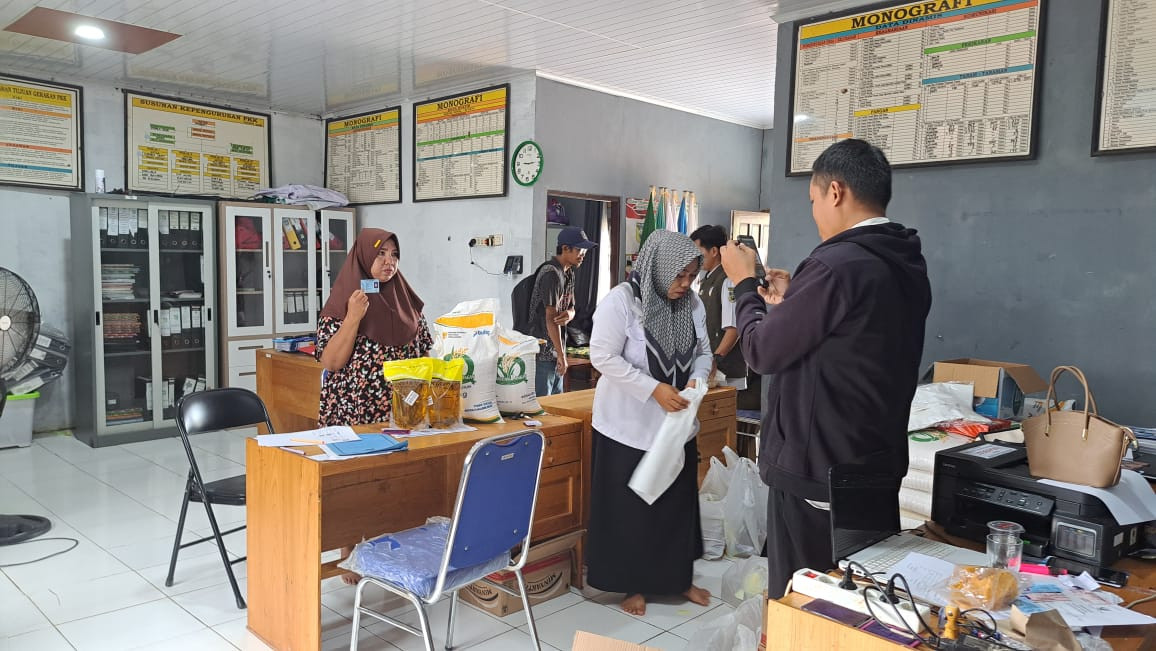 Pembagian Beras dan Minyak Goreng untuk masyarakat yang tidak mampu