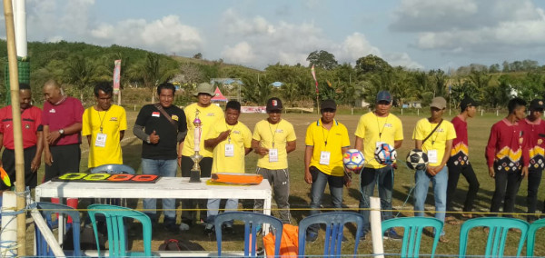 PANITIA SEPAK BOLA DI LAPANGAN HAUR KUNING SEBANTI