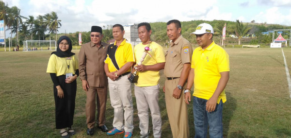 PEMBUKAAN SEPAK BOLA OLEH BUPATI KOTABARU DI LAPANGAN HAUR KUNING SEBANTI