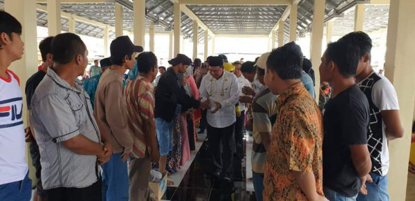 Sambutan warga Desa Pudi Kepada Bupati Kabupaten Kotabaru kepad