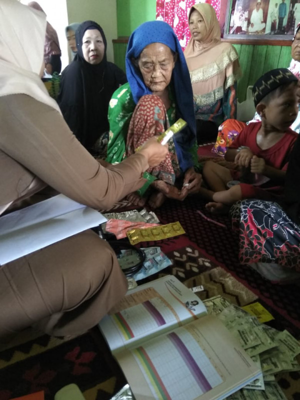 Pemeriksaan Kesehatan pada Lansia dalam kegiatan Posyandu Lansia