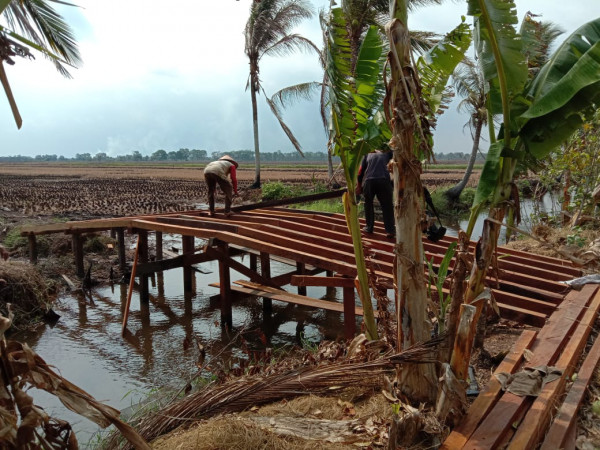 Pembuatan Jembatan Pertanian Program SERASI