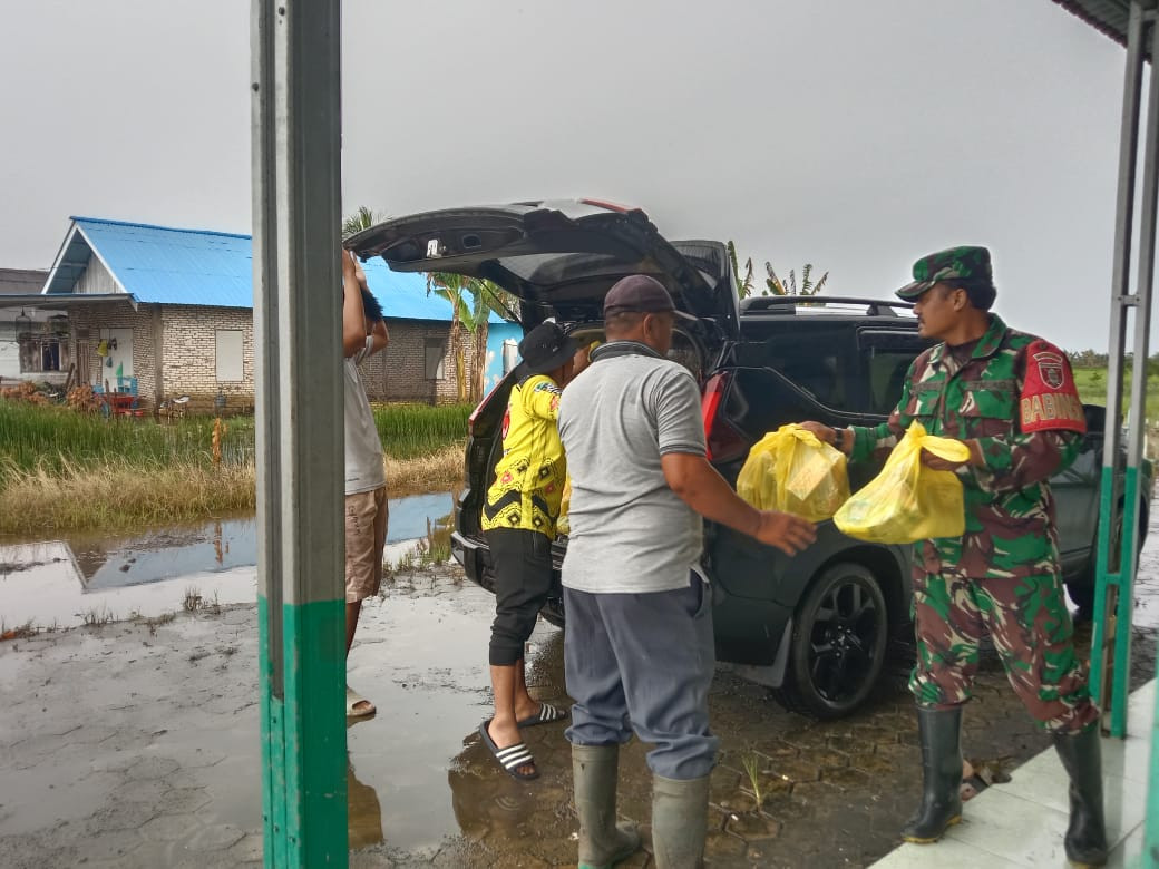 Pembagian sembako untuk korban banjir