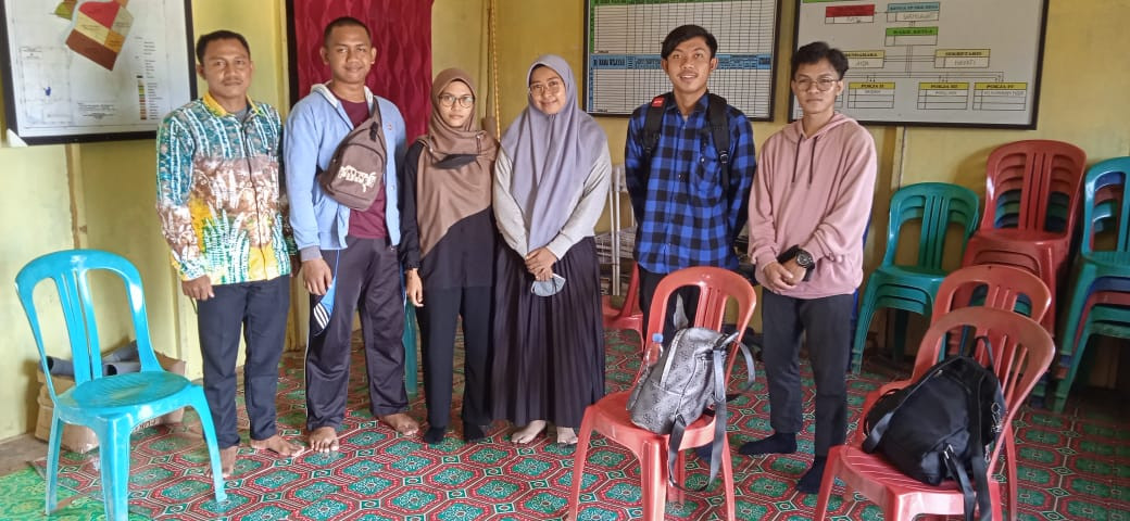 Foto Bersama Mahasiswa dan Dan Salah Satu Perangkat Desa