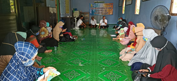 Fasilitator Kabupaten sedang memimpin kegiatan Pertemuan Pokja Kampung KB