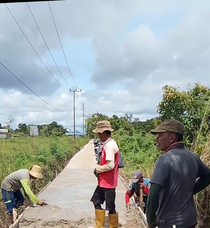 Perbaikan jalan utama desa