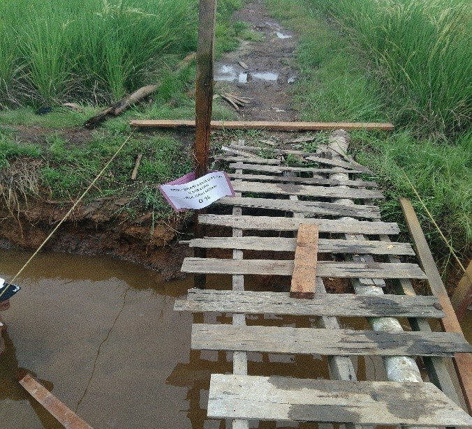 Pembangunan Jembatan Kayu Ulin II di Kampung KB titi Wangi Desa Tumih