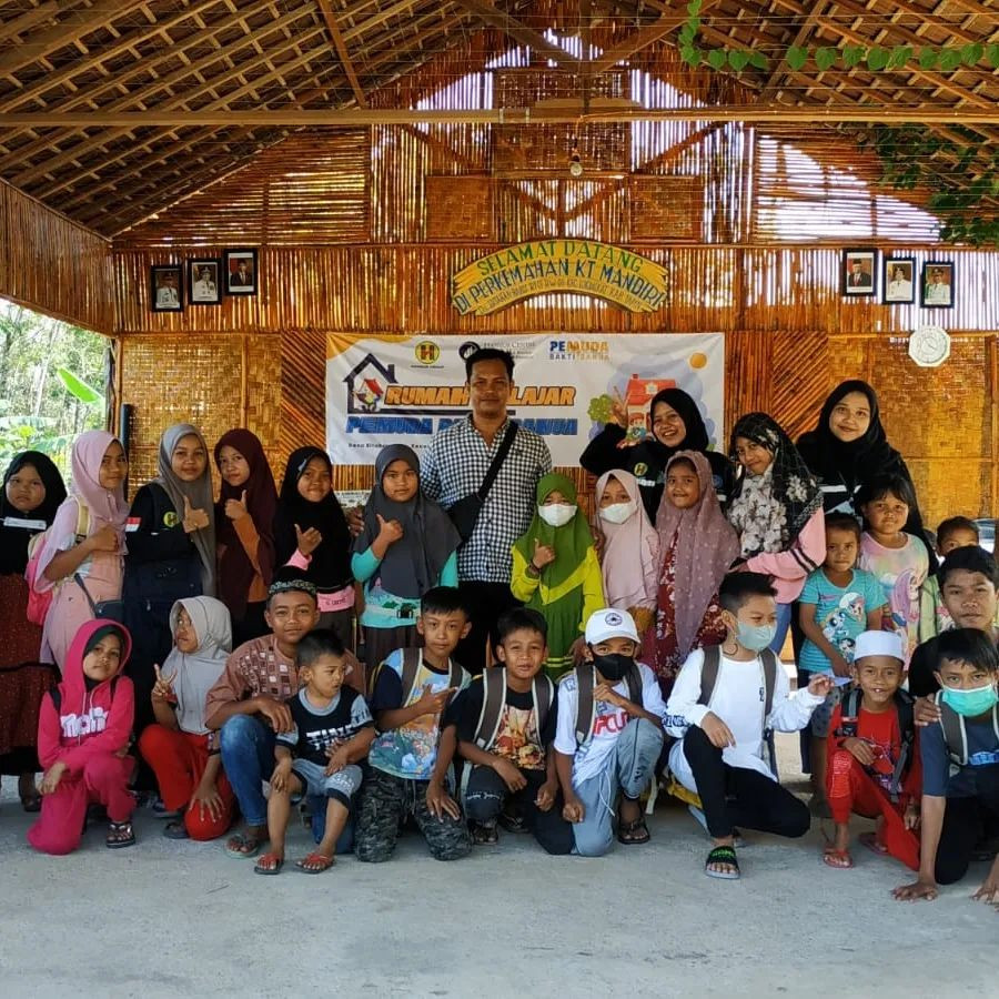Rumah Belajar , kegiatan Mahasiswa Pemuda Bakti Banua dalam Program Hasnur Centre