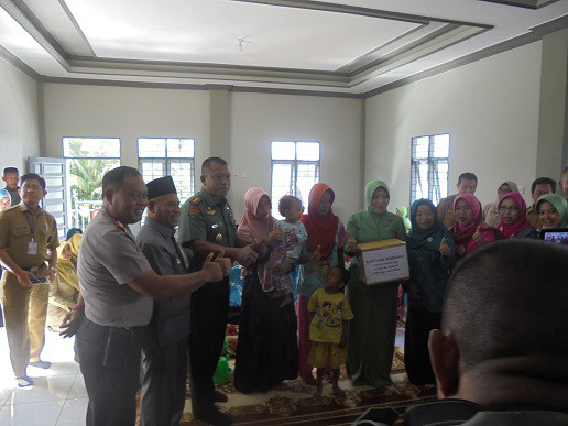 Pemberian Bantuan oleh TNI kepada Keluarga Stunting