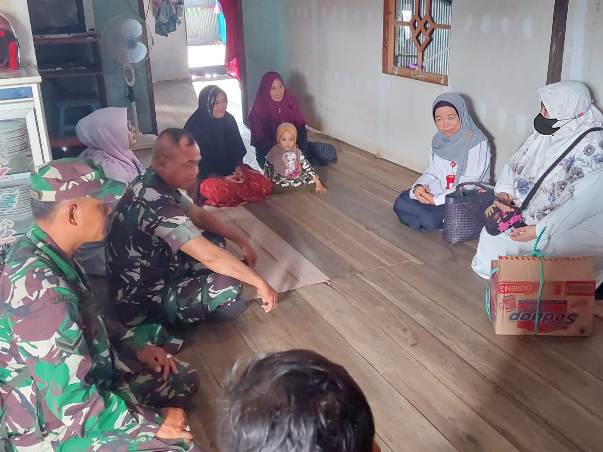 pembagian bantuan BAAS kepada keluarga yang mempunyai anak stunting