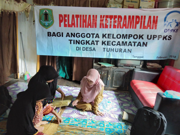 Pelatihan Keterampilan Bagi Anggota Kelompok UPPKS Tk Kecamatan di Kampung KB Desa Tuhuran