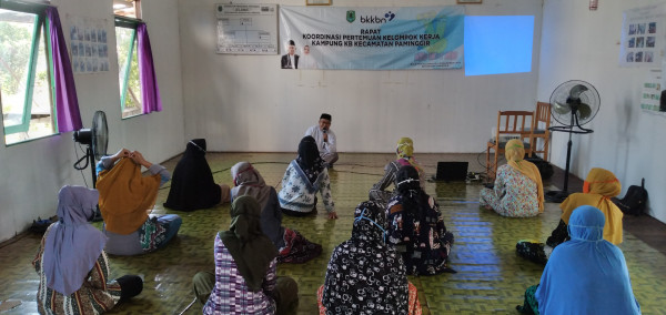 Rapat Koordinasi Pertemuan Kelompok Kerja Kampung KB Kecamatan Paminggir