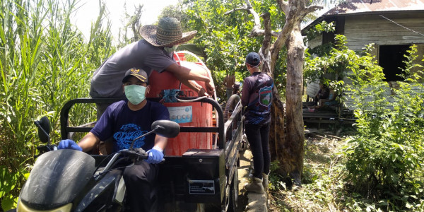 Upaya Cegah Covid-19 di Desa Rantau Bujur Darat Petugas Semprot Disinfektan