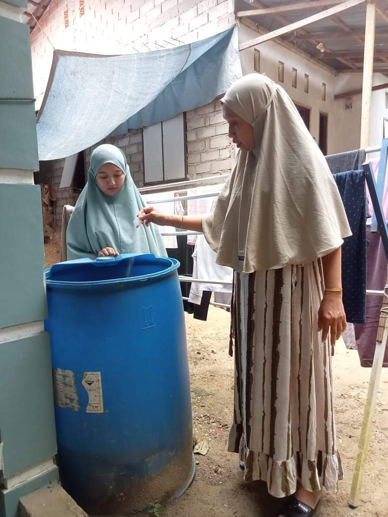 pemberian bubuk Abate Pencegah Jentik ke rumah rumah penduduk yang mempunyai penampungan air