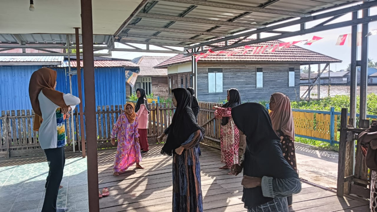 Senam disekolah lansia