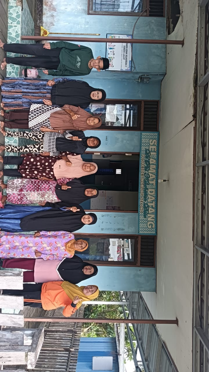 Gambar 2 Senam disekolah lansia