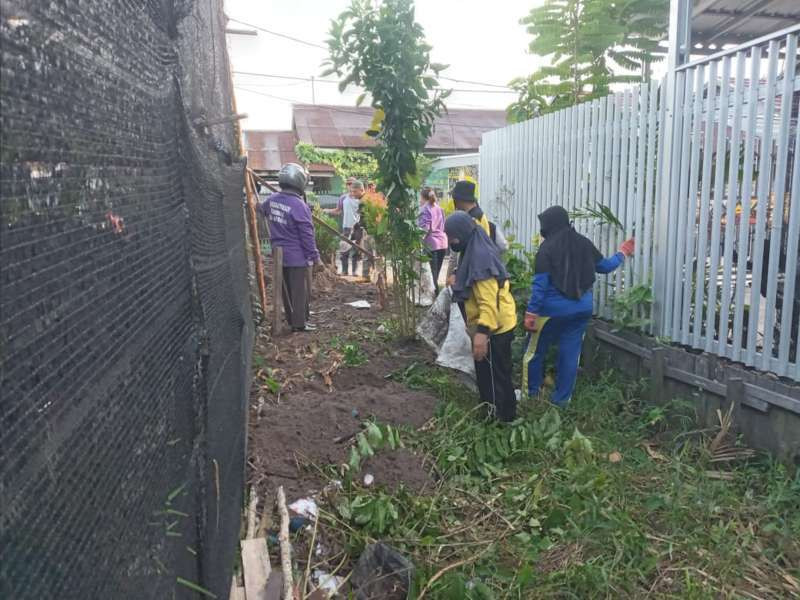 Gambar 1. Kegiatan gotong royong kebersihan lingkungan di RT. 36 Asma Toga