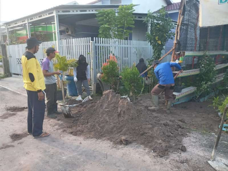 Gambar 3. Kegiatan gotong royong kebersihan lingkungan di RT. 36 Asma Toga