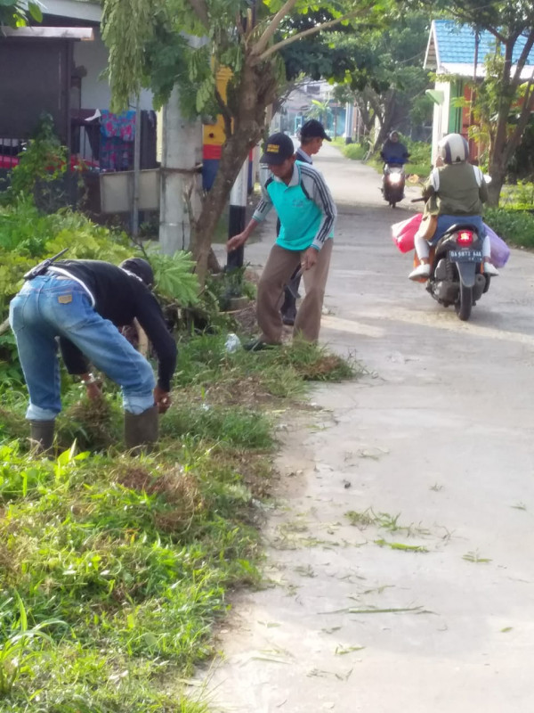 Kegiatan Gotong Royong dan Kebersihan Lingkungan Sekitar kampung KB-Kampung Baiman