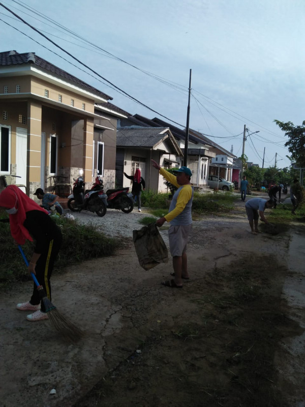 Kegiatan Gotong Royong dan Kebersihan Lingkungan Sekitar Kampung KB