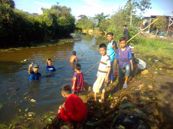 Melakukan Kegiatan Gotong Royong dan Kebersihan Lingkungan Sekitar Kampung KB Kampung Baiman