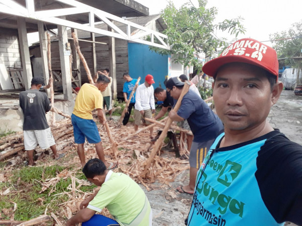 Melakukan Kegiatan Gotong Royong dan Kebersihan Lingkungan Sekitar Kampung KB Kampung Baiman