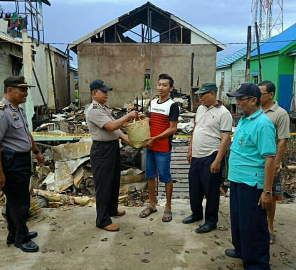 Penyerahan bantuan bagi masyarakat korban kebakaran di RT.35 Kelurahan Sungai Andai