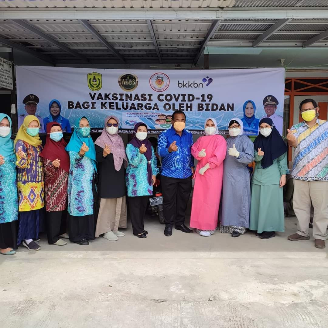 Vaksinasi Covid-19 bagi keluarga oleh bidan lokasi di PMB Sali Marcelina wilayah kecamatan Banjarmasin Utara dan PMB lainnya