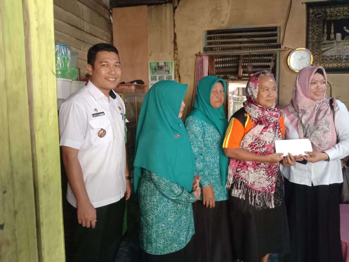 Menyerahkan bantuan zakat kepada lansia