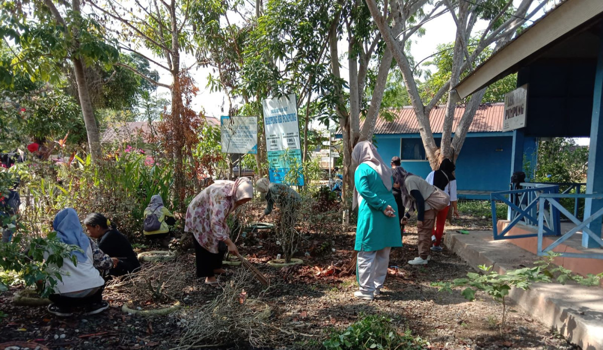 Salah satu kegiatan warga dalam menjaga kebersihan lingkungan salah satunya membersihkan sekretariat Kampung KB sehingga nyaman digunakan saat pertemuan dan dapat digunakan oleh warga dan pemerintah setempat untuk acara kegiatan.