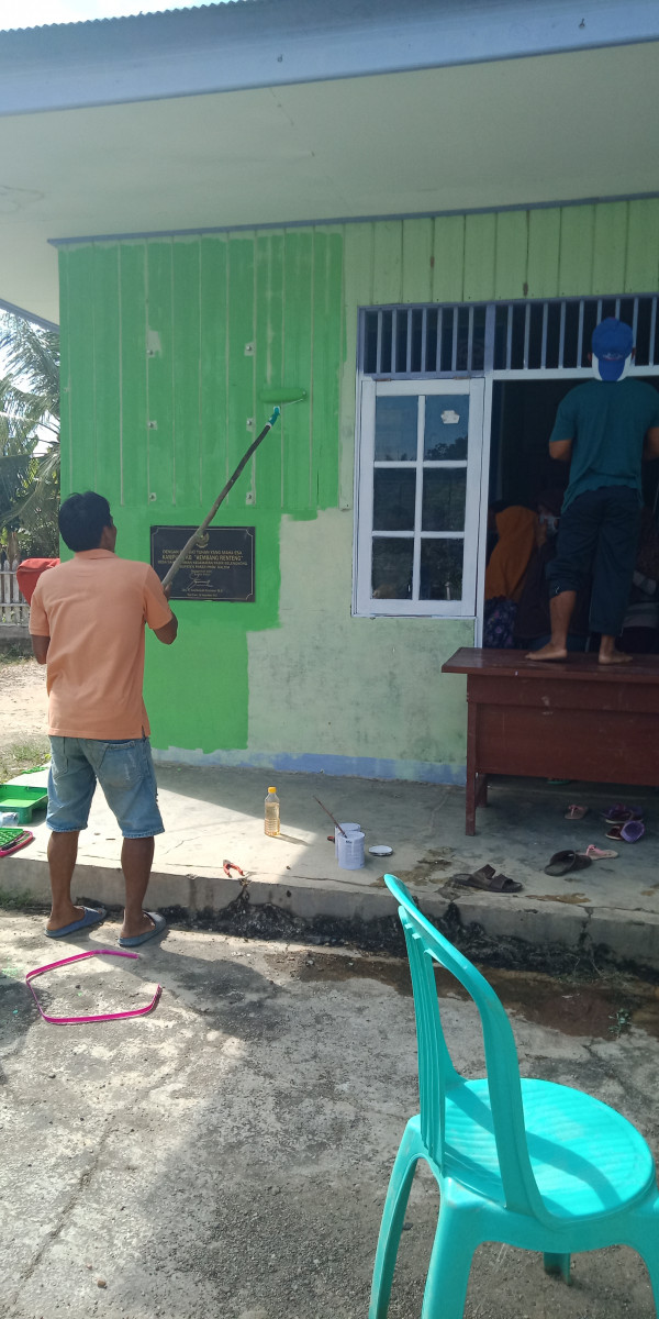 kerja bakti renovasi sekretariat Kampung KB