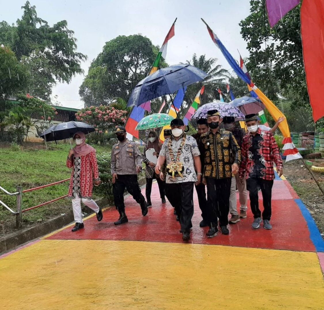 Kunjungan Gubernur Kalimantan Timur  ke Kampung Warna warni Desa Janju