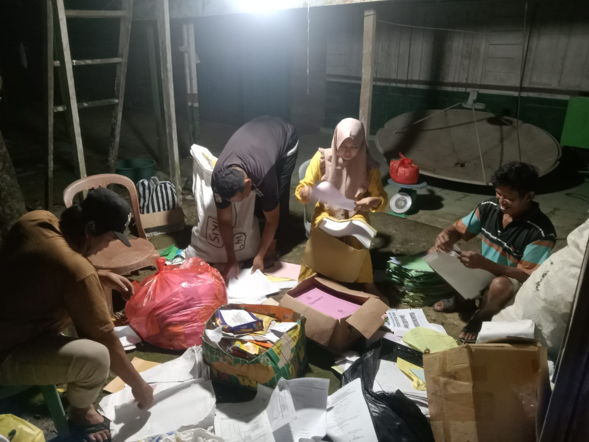 Pemilahan Sampah oleh Pengurus Bank Sampah "Berkah Abadi"  Desa Tajur