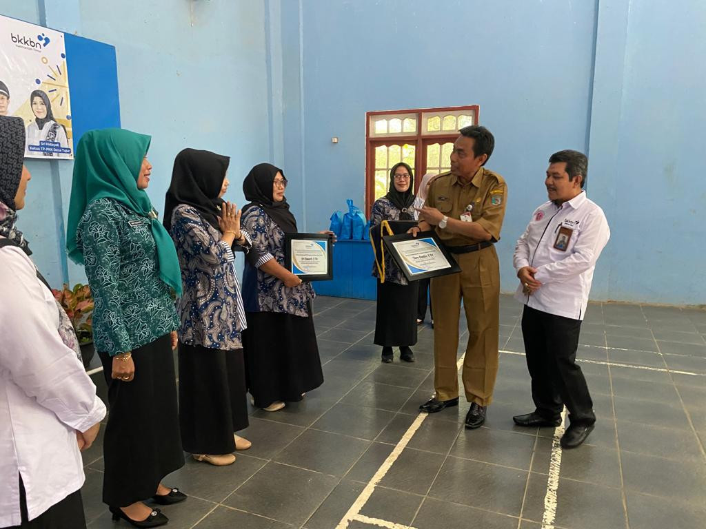 Pemberian sertifikat BAAS oleh Kepala Dinas DPPKBP3A didampingi team verifikasi lapangan